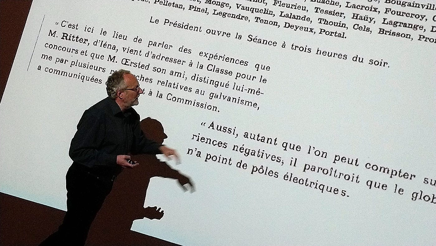 Jens Olaf forklarede, hvorfor myten om Ørsteds nederlag i Paris netop er - en myte. Han havde fundet citater fra Ørsteds breve og det franske akademis rapporter, der viste, at man dengang fik et godt indtryk af den unge dansker, der fremviste sin ven Ritters resultater indenfor elektrokemi for en kreds af verdens førende forskere.