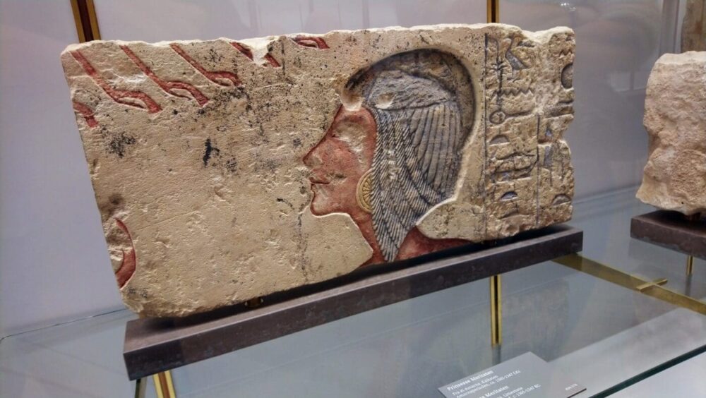 I Glyptotekets ægyptiske samling finder du relieffet af Kiya, der var Sussi Becs inspiration til Nofret-seriens Kiya - Nofrets søster, farao Akhnatons andenhustru.