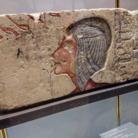 I Glyptotekets ægyptiske samling finder du relieffet af Kiya, der var Sussi Becs inspiration til Nofret-seriens Kiya - Nofrets søster, farao Akhnatons andenhustru.