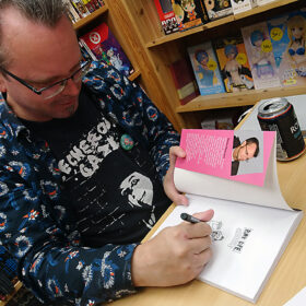 Simon Petersen signerer i Fantask - danske tegneseriebutikker i danmark
