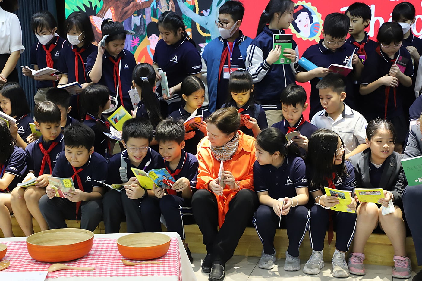 50 elever fra en skole i Hanoi var inviteret til åbningen af udstillingen og lanceringen af bogen.