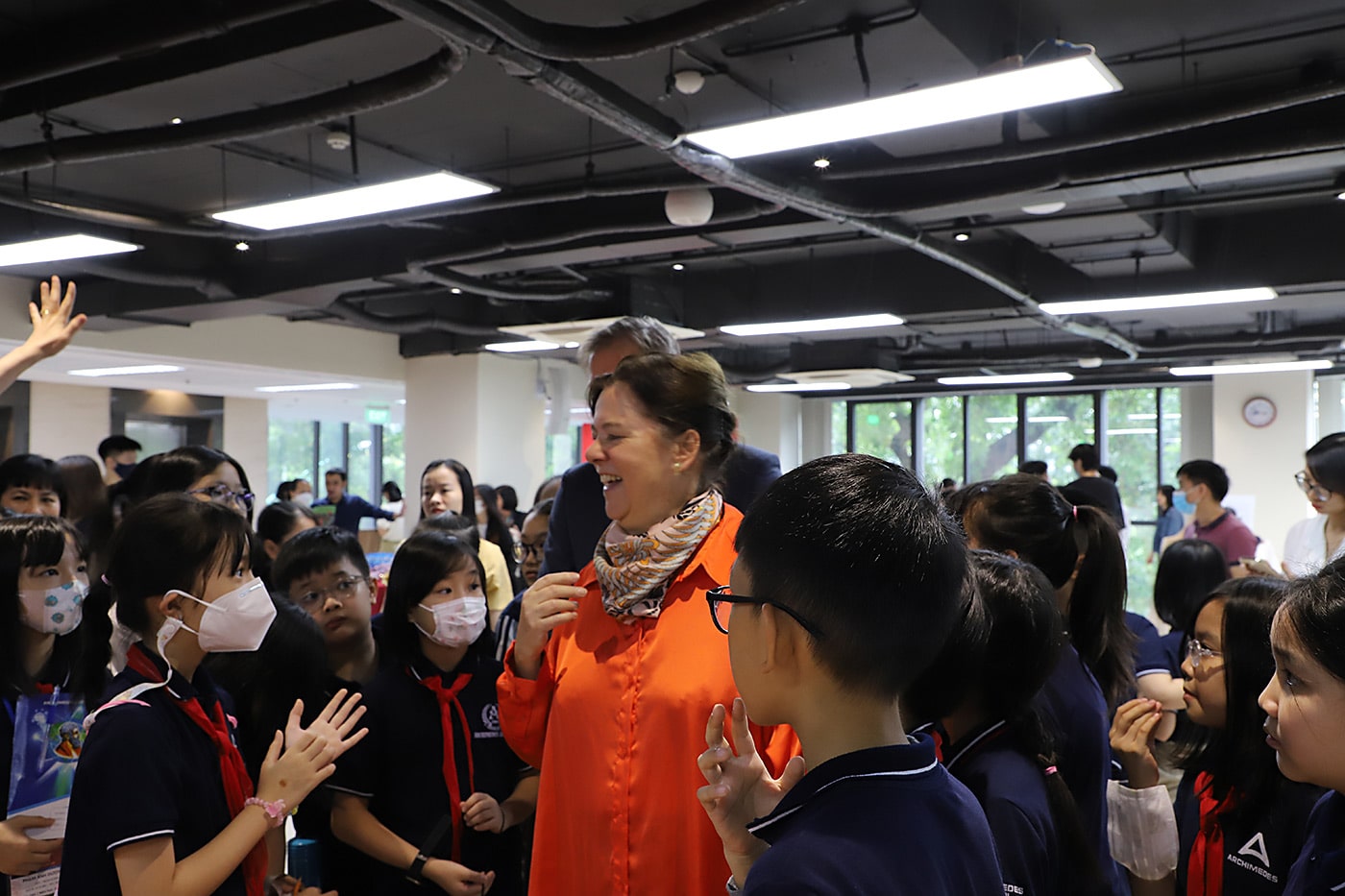 50 elever fra en skole i Hanoi var inviteret til åbningen af udstillingen og lanceringen af bogen.