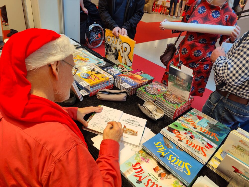 Ingo Milton signerer sin julekalenderbog "Jagten på oldemors nissehue" på Bogforum