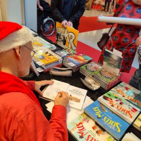 Ingo Milton signerer sin julekalenderbog "Jagten på oldemors nissehue" på Bogforum