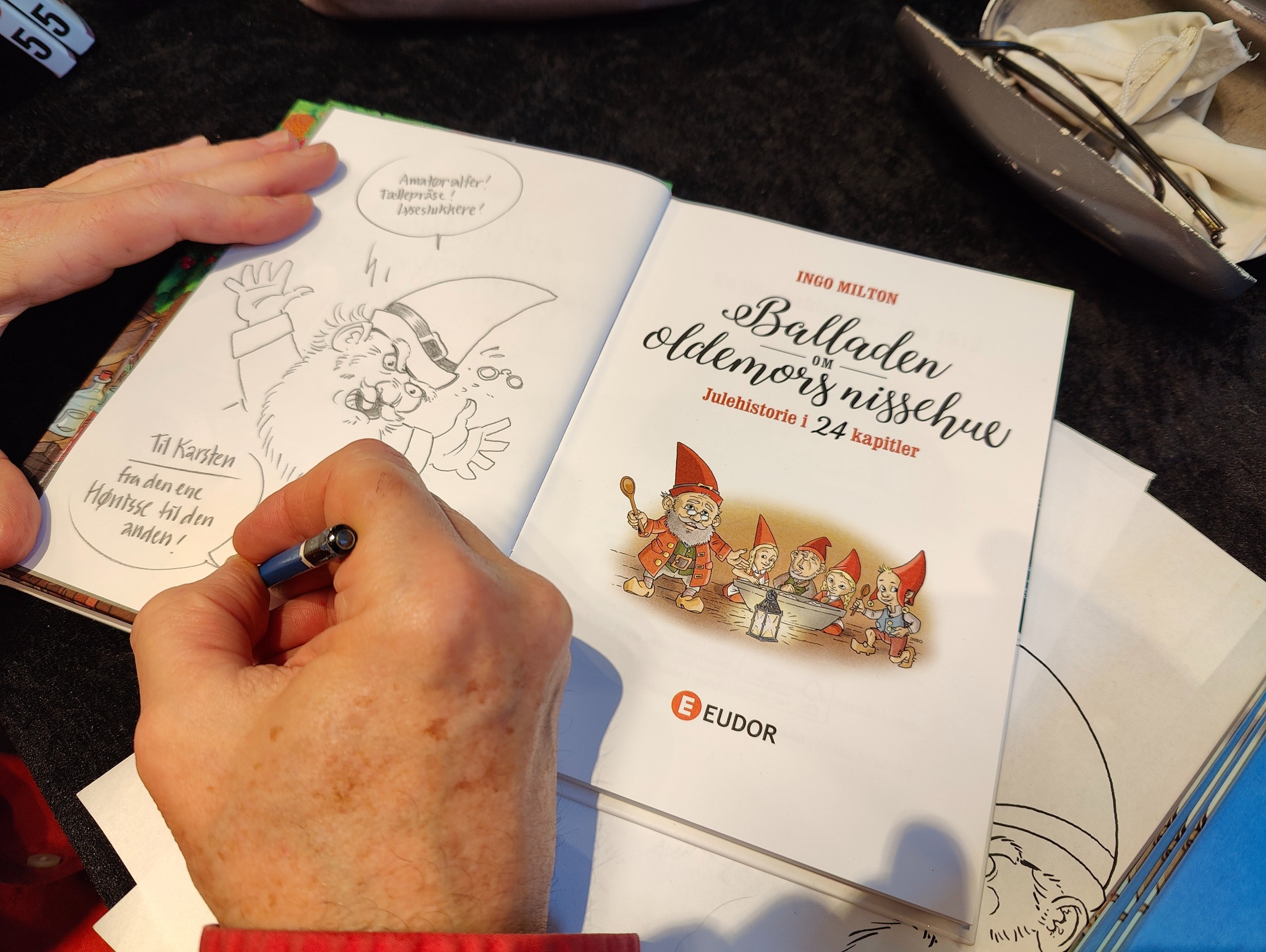 Ingo Milton signerer sin julekalenderbog "Jagten på oldemors nissehue" på Bogforum